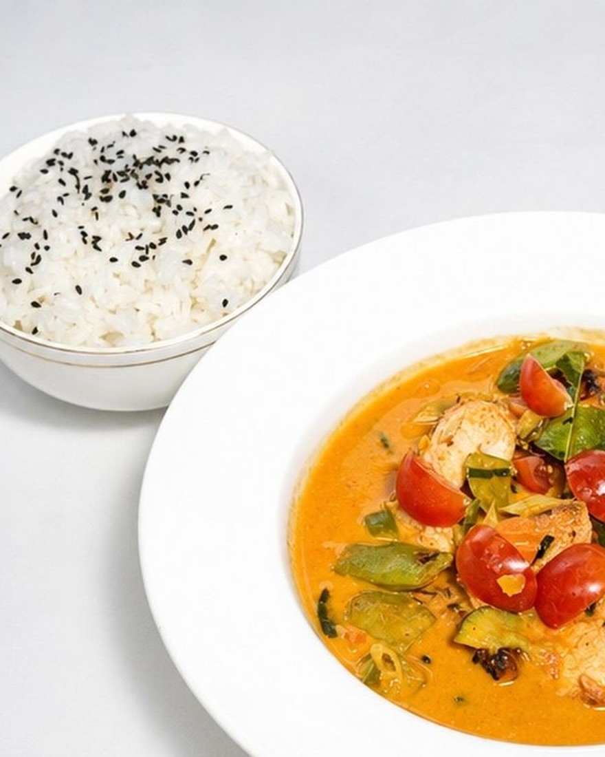 Tajskie czerwone curry z kurczakiem podane z ryżem jaśminowym